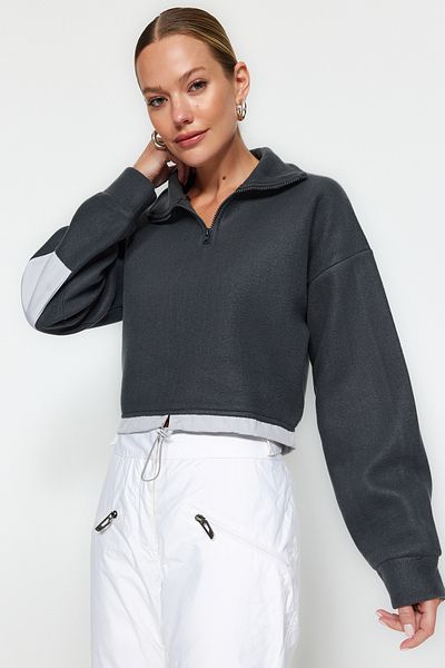 Trendyol Collection Anthrazitfarbenes, kurzes Sweatshirt mit Polokragen und Fallschirmdetails, Reißverschluss und Stopper aus Fleece-Strick TWOAW24SW00005
