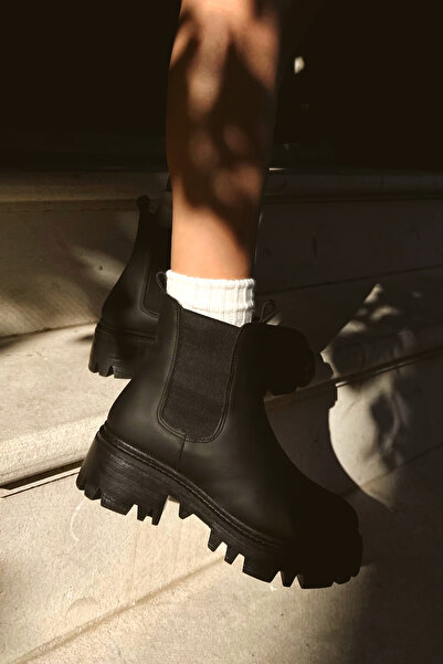 POLKA STORE Chelsea Elastik Yan Bantlı Kalın Taban Rahat Lastikli Extra Mat Deri Siyah Kısa Mini Kadın Bot