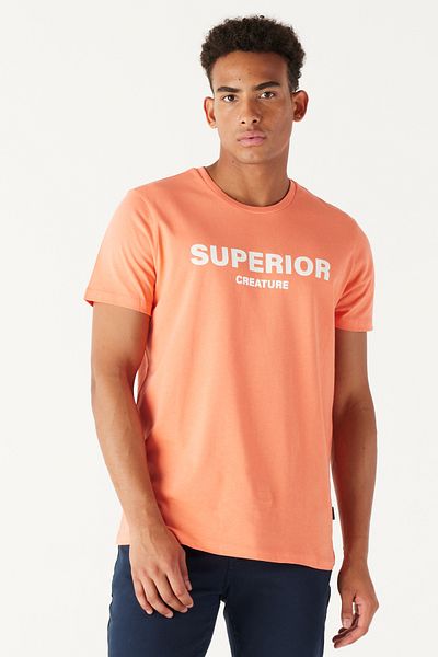 AC&Co / Altınyıldız Classics Férfi Coral Slim Fit keskeny szabású, bő nyakú, 100% pamut szlogennel nyomtatott póló