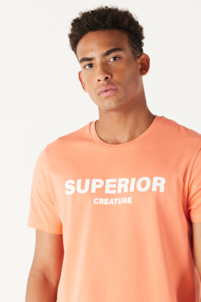 AC&Co / Altınyıldız Classics Męski koralowy T-shirt o wąskim kroju i wąskim kroju z okrągłym dekoltem, wykonany w 100% z bawełny, z nadrukiem sloganu