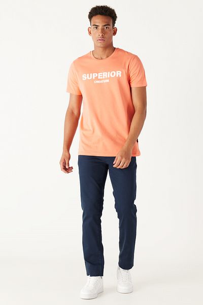 AC&Co / Altınyıldız Classics Férfi Coral Slim Fit keskeny szabású, bő nyakú, 100% pamut szlogennel nyomtatott póló