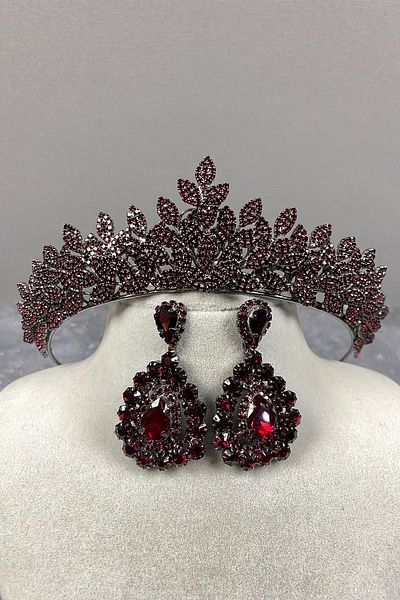 Hobigram Pentru cele mai frumoase mirese, coroană de mireasă cu henna și cercei cu pietre prețioase, roșu Claret Sara – coroană, piatră de cristal
