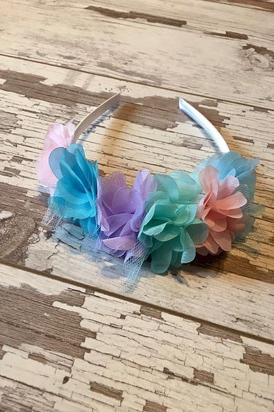 Hobigram Coroană din satin cu flori din șifon în culorile de primăvară pentru cele mai frumoase mirese – Coroană, cu pietre de cristal, model elegant – Coroană – T