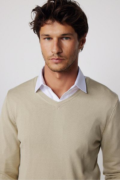 Tudors Slim-Fit-Pullover für Herren aus Baumwolle mit V-Ausschnitt in Steinfarbe