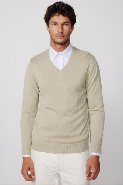 Tudors Slim-Fit-Pullover für Herren aus Baumwolle mit V-Ausschnitt in Steinfarbe