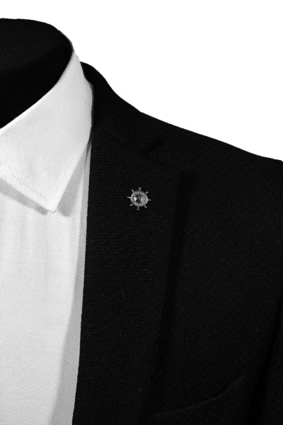 BLC Basic Line Co. Dümen Görünümlü Black Nikel Renginde Zincirsiz Yaka Iğnesi...