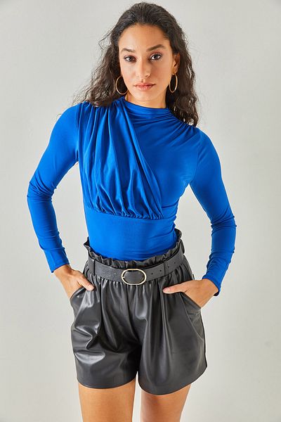 Olalook Női Saks kék, álló galléros váll-részletes body hat pattintással BDY-00000047