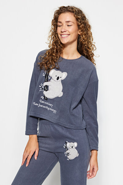 Trendyol Collection Graues Fleece-Koala-gemustertes Winter-Strick-Pyjama-Set THMAW24PT00028