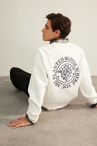 Trendyol Collection Флісовий світшот з вишитим квітковим принтом екрю теплий оверсайз TMNAW24SW00012