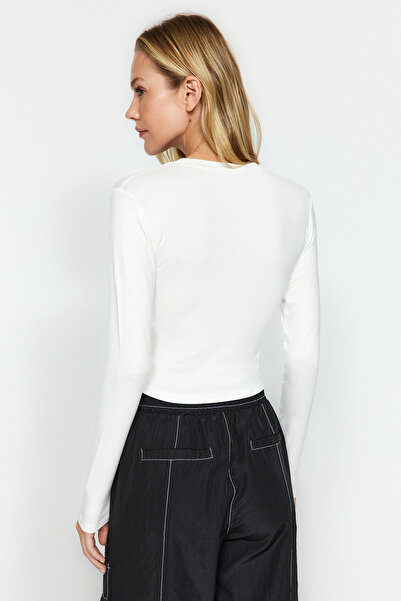 Kolekcia Trendyol Viskóza Ecru Premium - Mäkká blúzka Crew Neck Crop TWOAW24BZ00116