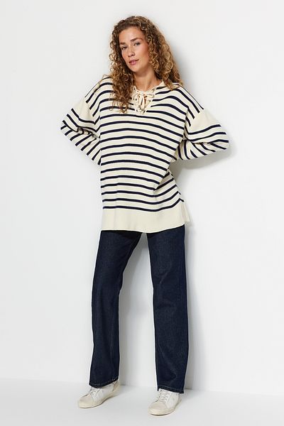 Trendyol Modest Beigefarbener bequemer gestreifter Strickpullover TCTAW24AK00172