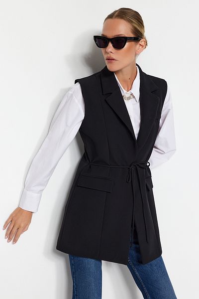 Trendyol Modest Schwarze Jacke, Kragen, Taille, Bindedetail, gefütterte Webweste TCTAW24YL00025