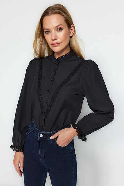 Trendyol Collection Detailní černá košile z bavlněné krajky - Regular Fit TWOAW21GO0077