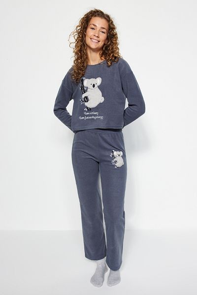 Trendyol Collection Graues Fleece-Koala-gemustertes Winter-Strick-Pyjama-Set THMAW24PT00028
