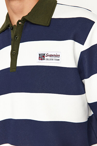 Trendyol Collection Μπλε μπλουζάκι με γιακά πόλο με ριγέ - κανονική εφαρμογή, φλις εσωτερικά TMNAW24sw00240