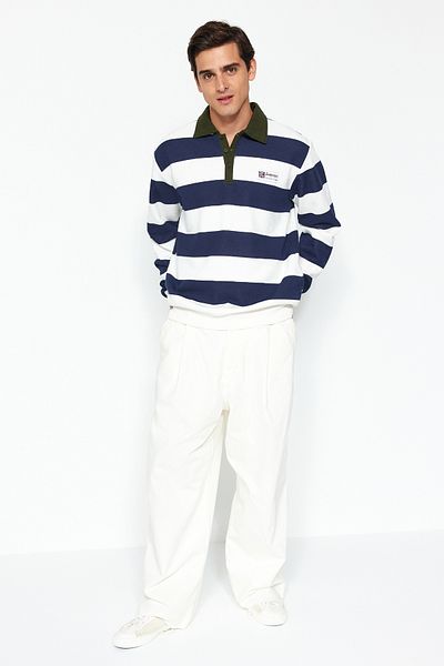 Trendyol Collection Marineblaues gestreiftes Sweatshirt mit Polokragen – normale Passform, Fleece-Innenseite TMNAW24sw00240
