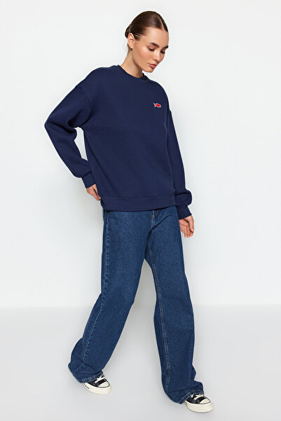 Trendyol Collection Sötétkék nyomott, túlméretezett nyakú, kötött pulóver TWOAW24SW00360