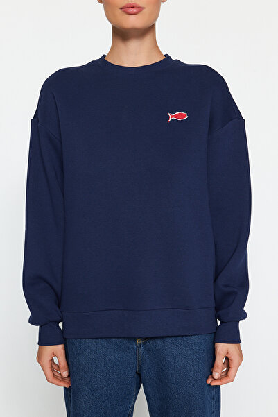 Trendyol Collection Sötétkék nyomott, túlméretezett nyakú, kötött pulóver TWOAW24SW00360