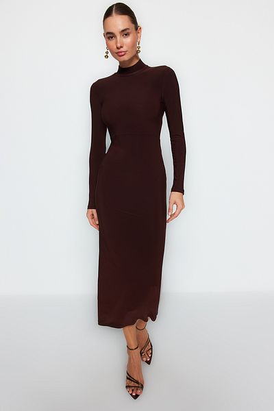 Trendyol Collection Hnědé stojáčkové šaty s límečkem přizpůsobené/vypasované Maxi pružné pletené tužkové šaty TWOAW24EL00614