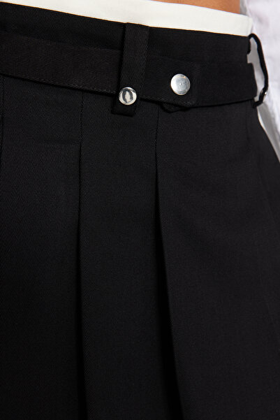 Trendyol Collection Detailní skládaná mini sukně s dvojitým páskem TWOAW24ET00079