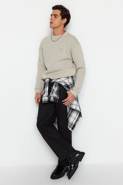 Trendyol Collection Übergroßes Pullover mit Buchstabenstickerei - halber Rollkragen TMNAW24sw00046