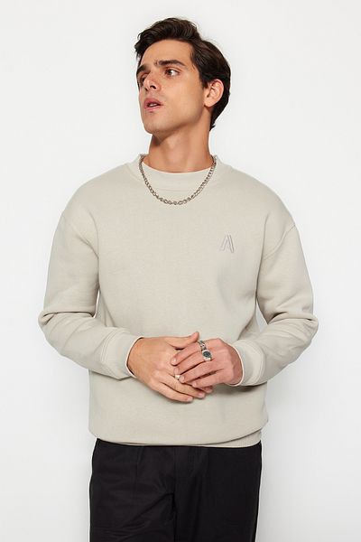 Trendyol Collection Übergroßes Pullover mit Buchstabenstickerei - halber Rollkragen TMNAW24sw00046