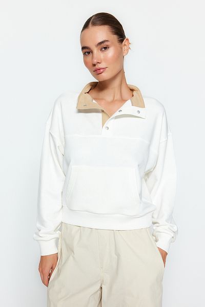 Trendyol Collection Ecru Regular/Normal Fit Snap Detailní Stojací límec Silná pletená mikina TWOAW24SW00040