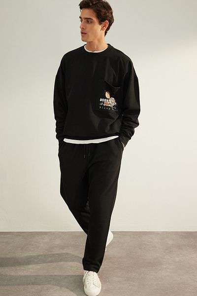 Trendyol Collection Hochwertige schwarze, dick geschnittene Jogginghose – Doppelbein TMNAW24EA00023