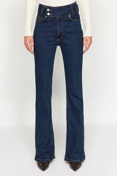 Trendyol Collection Dunkelblaue High Waist Flare Jeans mit Taillendetail TWOAW24JE00285