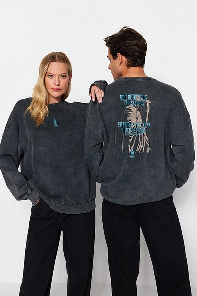 Trendyol Collection Anthracitová oversize mikina s mystickou tématikou – 100% bavlna, bledý efekt TMNAW24SW00189