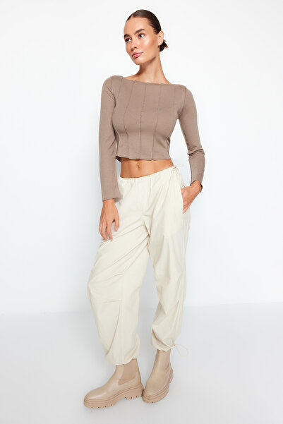 Trendyol Collection Bézs varrás, részletes Carmen gallérral illeszkedő blúz TWOAW24BZ00127