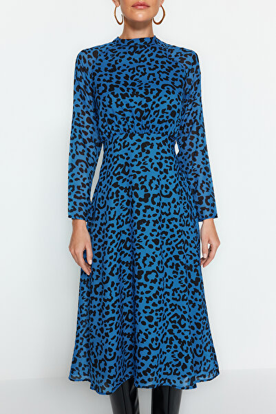 Trendyol Collection Χειμερινό μπλε λεοπάρ φόρεμα μίντι - TWOAW24EL00302