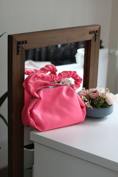 Moom Bag Γυναικεία τσάντα ώμου με κορδόνι σε ροζ καραμέλα με μαλακό λουράκι