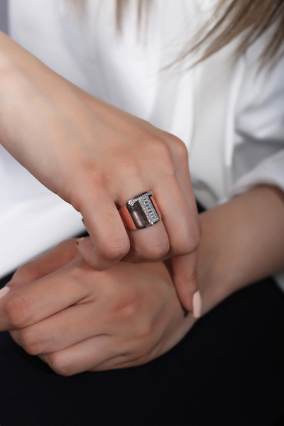 SUNSHINE 925 Ayar Rose Kaplamalı Beyaz Taşlı T Harfi Pırlanta Işçilik Gümüş Yüzük