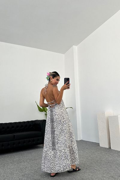 Laluvia Marineblau-schwarz gemustertes Spitzen-Maxikleid am Rücken
