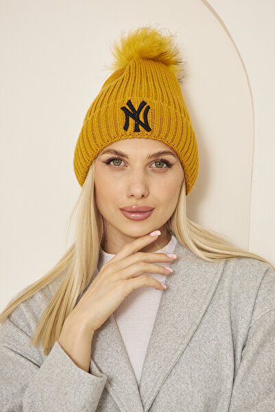 Eke Tekstil Ženska pletena beretka sa detaljnim vezom i pomponima u senf boji