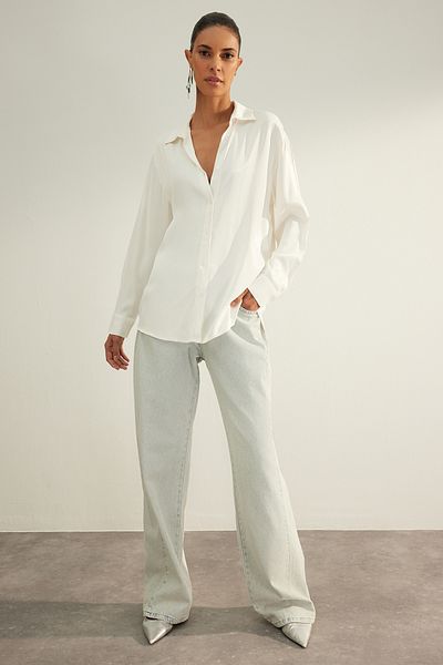 Trendyol Collection Ecru Premium Oversize/Wide Fit saténová tkaná košile TWOAW24GO00089