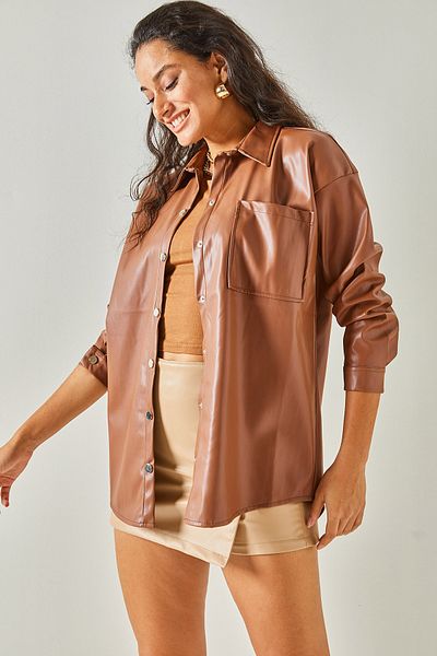 Olalook Braune Kunstlederjacke für Damen mit einer Tasche und Fell innen CKT-19000361