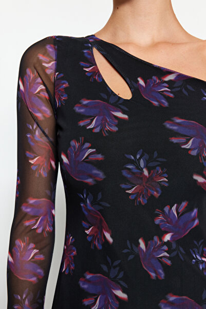 Trendyol Collection Černé midi pletené šaty s asymetrickým límcem a tylovým potiskem – elastické a podšité, TWOAW24EL00608