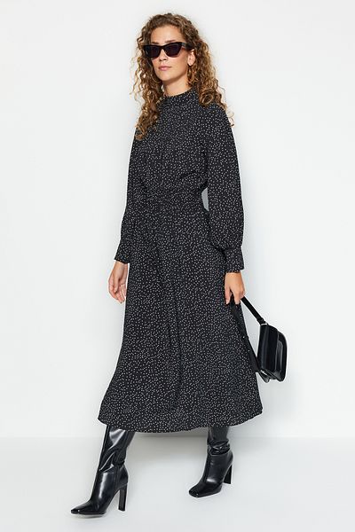 Trendyol Modest Detailní tkané šaty v pase s černými puntíky TCTAW24EB00098
