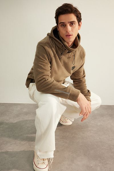 Trendyol Collection Limitovaná edice Khaki Regular/Normal Cut Potištěná fleecová mikina proti žmolkování Tmnaw24Sw00122