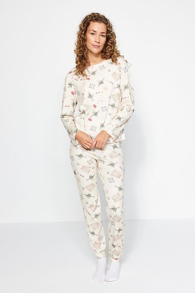 Trendyol Collection Cremefarbenes Strick-Pyjama-Set aus 100 % Baumwolle mit Neujahrsmotiv THMAW24PT00118