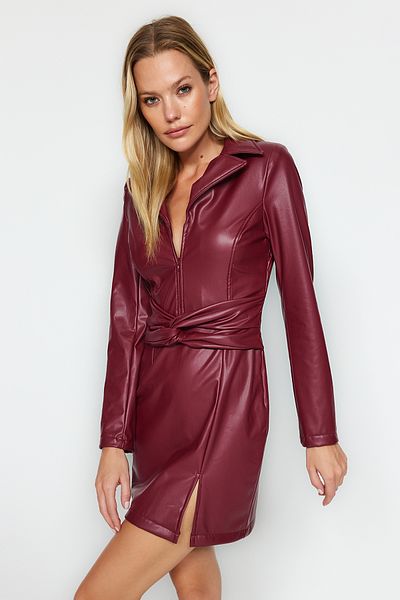 Trendyol Collection Burgunderfarbenes Kleid aus gewebtem Kunstleder mit Schlitz und Taillendetail TWOAW22EL0554