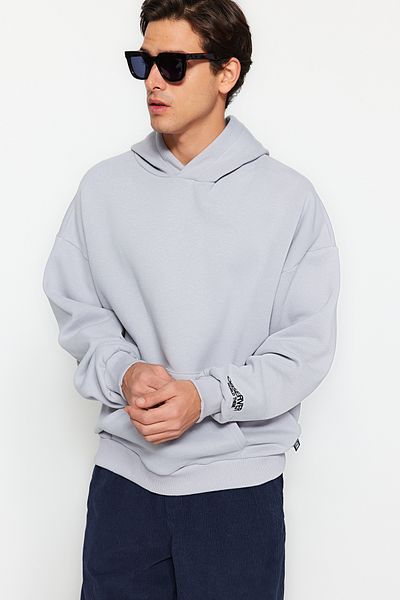 Trendyol Collection Φούτερ από μαλακό ύφασμα με γκρι κουκούλα υπερμεγέθη/φαρδύ κομμένο μανίκι με κεντητική ετικέτα TMNAW24SW00031
