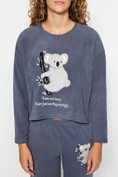 Trendyol Collection Graues Fleece-Koala-gemustertes Winter-Strick-Pyjama-Set THMAW24PT00028