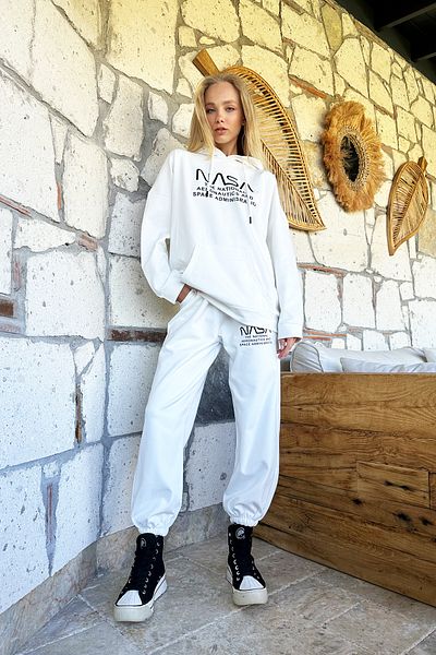 Trend Alaçatı Stili Women's White Hooded Kangaroo Pocket 3 Thread Printed Top and Bottom Set ALC-X10988