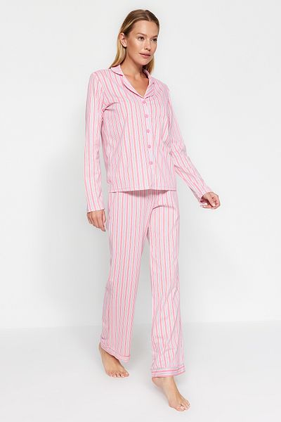 Trendyol Collection Nachtwäsche-Set aus rosa gestreiftem Hemd und Hose, 100 % Baumwolle – THMAW24PT00144
