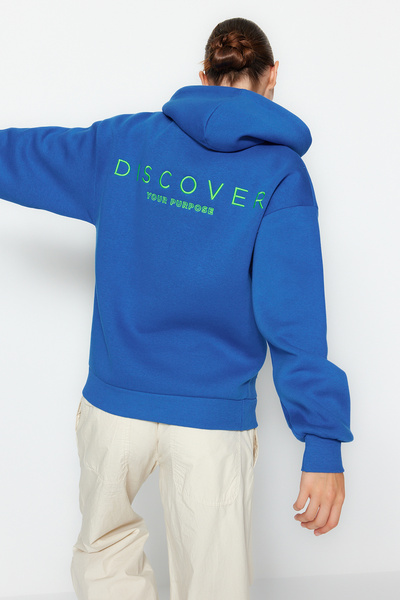 Trendyol Collection Saks Zadní díl s kapucí Potištěný Oversize/Wide Fit Silný fleece Uvnitř Pletená mikina TWOAW24SW00214