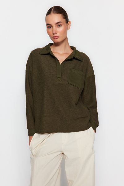 Trendyol Collection Χακί ύφασμα αντίθεσης Λεπτομερής γιακάς Polo με τσέπες κανονική/κανονική εφαρμογή πλεκτό φούτερ TWOAW24SW00062