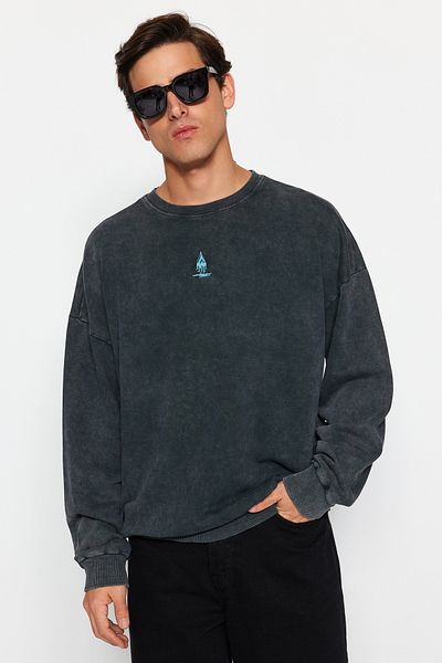 Trendyol Collection Anthracitová oversize mikina s mystickou tématikou – 100% bavlna, bledý efekt TMNAW24SW00189